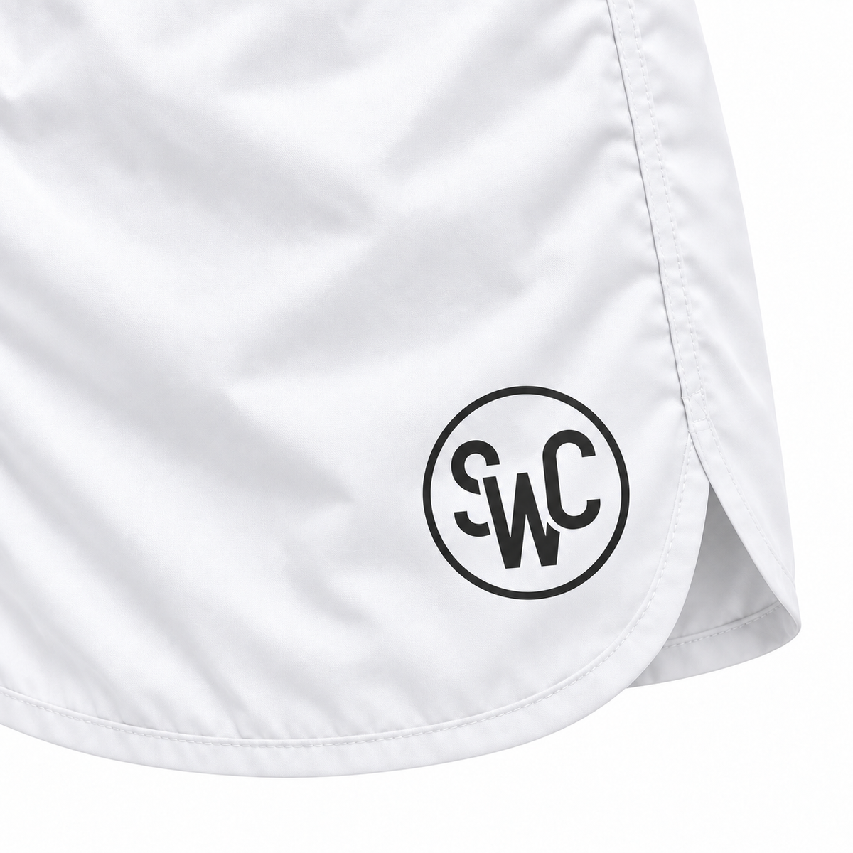 Riviera Retro zwemshort Cool White, wit detail van SWC-logo, ronde pijpzoom en zijsplit