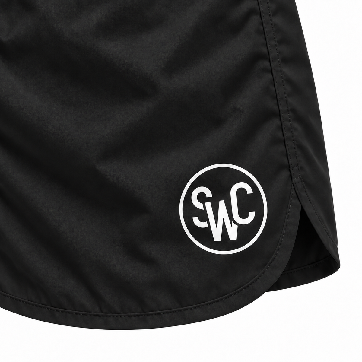 Riviera Retro zwemshort Deep Black, zwart detail van SWC-logo, ronde pijpzoom en zijsplit
