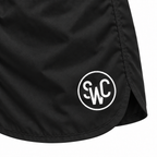 Riviera Retro zwemshort Deep Black, zwart detail van SWC-logo, ronde pijpzoom en zijsplit