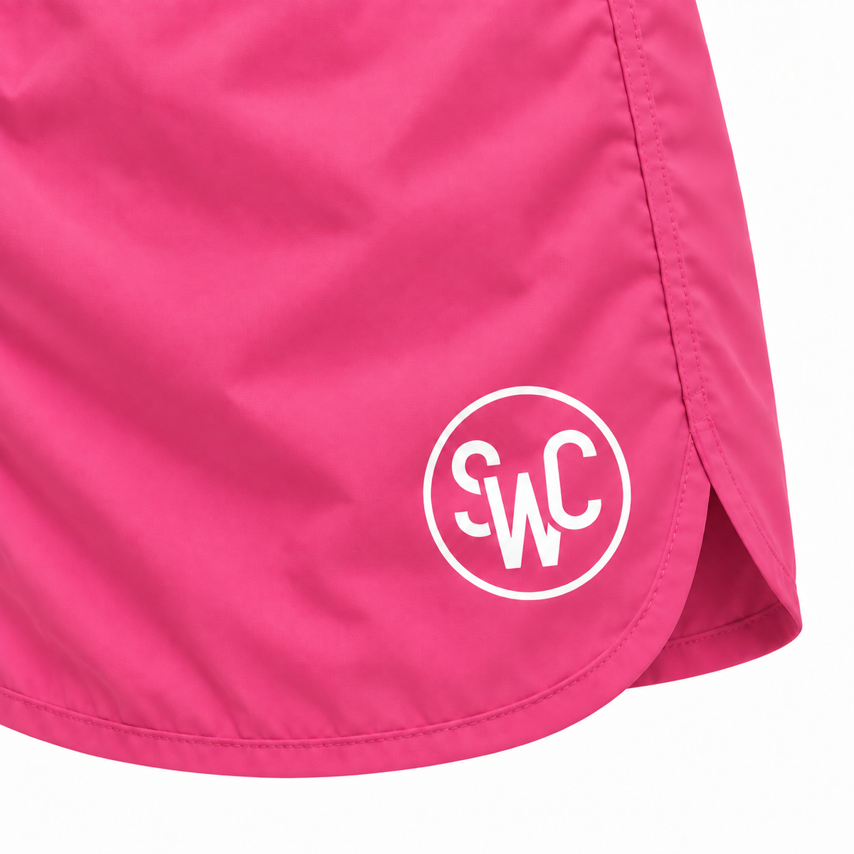 Riviera Retro zwemshort Flamingo Pink, roze detail van SWC-logo, ronde pijpzoom en zijsplit