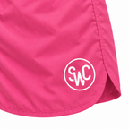 Riviera Retro zwemshort Flamingo Pink, roze detail van SWC-logo, ronde pijpzoom en zijsplit
