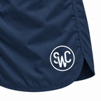 Riviera Retro zwemshort Midnight Blue, donkerblauw detail van SWC-logo, ronde pijpzoom en zijsplit