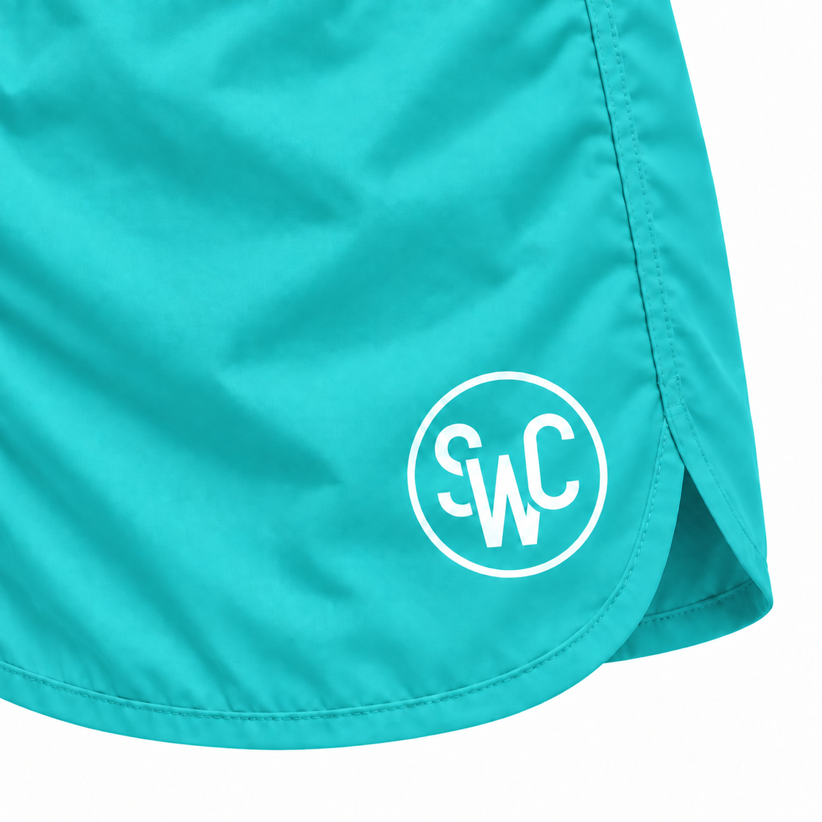Riviera Retro zwemshort Ocean Breeze, turquoise detail met wit SWC-logo, ronde zoom en zijsplit