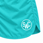 Riviera Retro zwemshort Ocean Breeze, turquoise detail met wit SWC-logo, ronde zoom en zijsplit