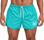 Riviera Retro zwemshort Ocean Breeze, turquoise korte pasvorm met wit SWC-logo op een model