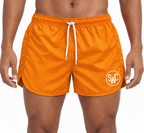 Riviera Retro zwemshort Sunset Orange, oranje korte retro-pasvorm op een model